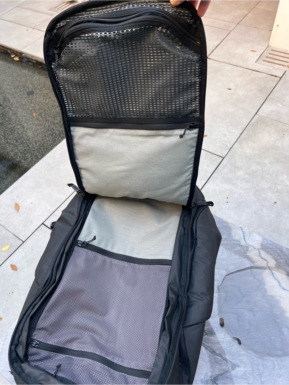 Peak Design 45L large black backpack with rain cover - Picture 5 of 14